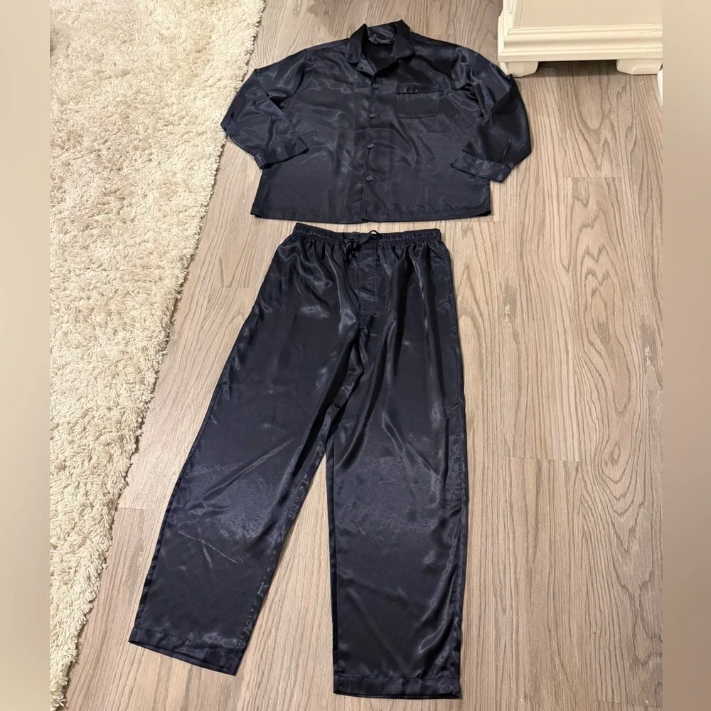 Roundtree & Yorke Charcoal Sleepwear - Picture 1 of 14